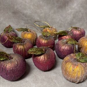 Vintage 12 Sugar Glitter Reddish & Gold
Apples With Gold String
